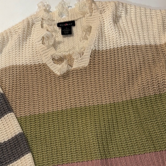 Chicwish Women's Frayed‎ Hem V-Neck Sweater - Cream, Gray, Green, Pink - Picture 4 of 4